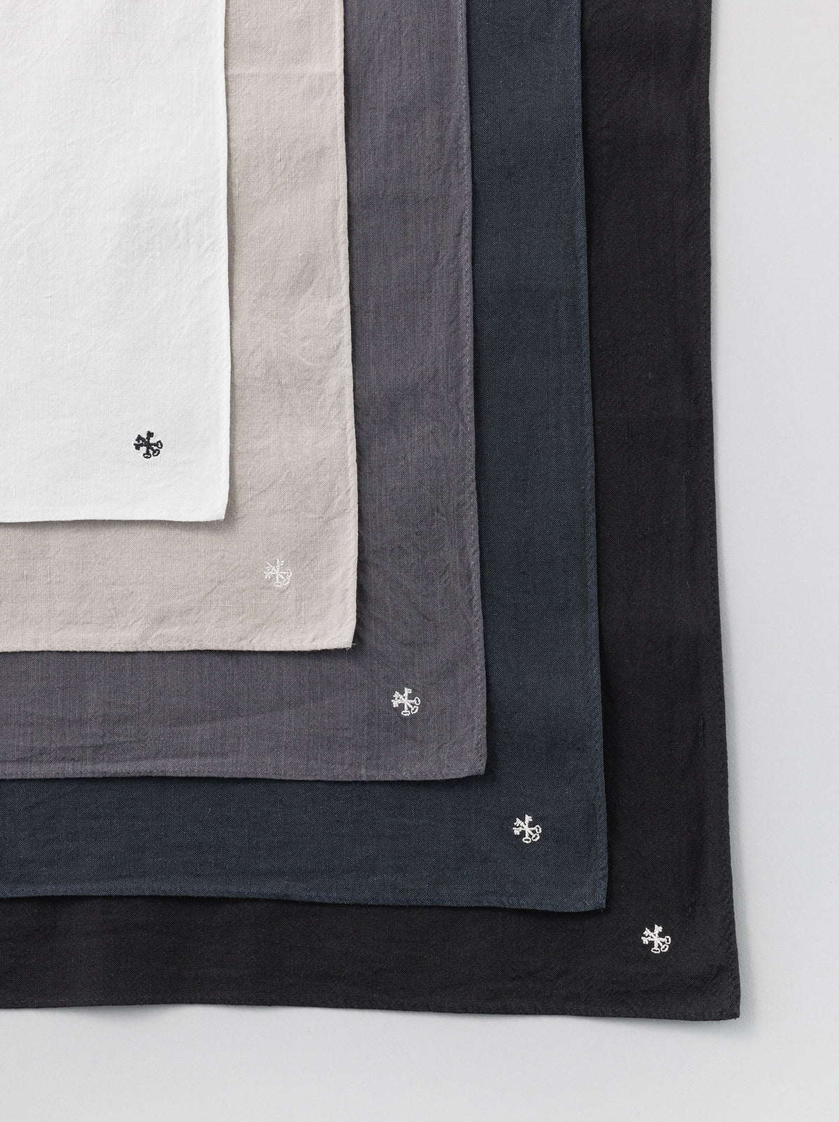 Flat handkerchief M – ARTS&SCIENCE ONLINE SELLER